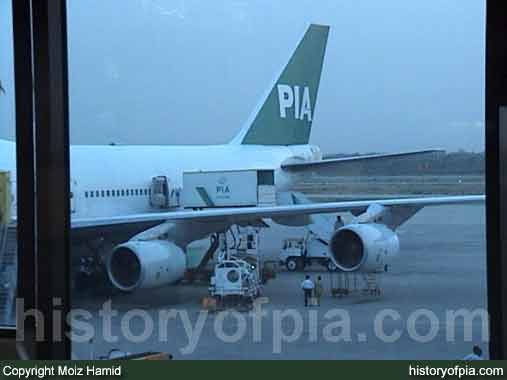 PIA Boeing 747-367