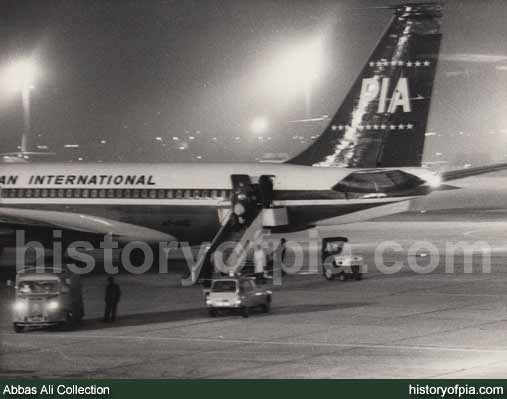 PIA Boeing 720-040B