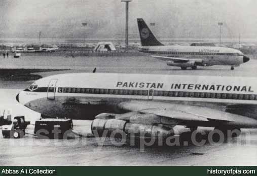 PIA Boeing 720-040B