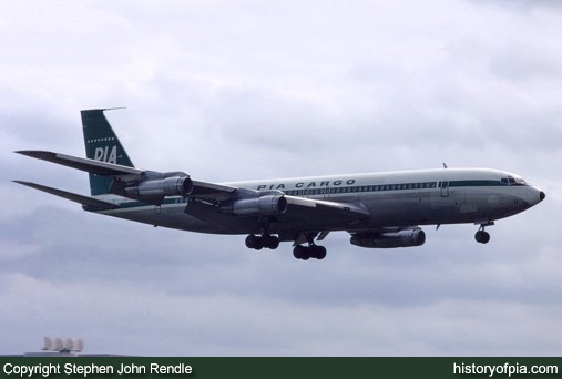 PIA Boeing 707-373C