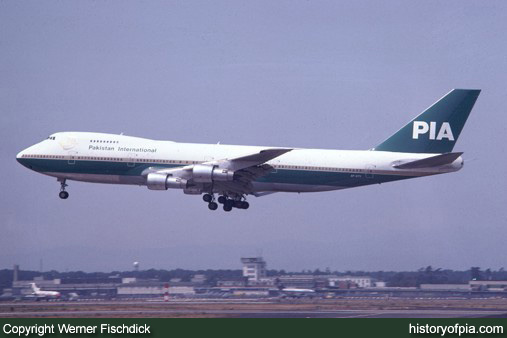 PIA Boeing 747-282B