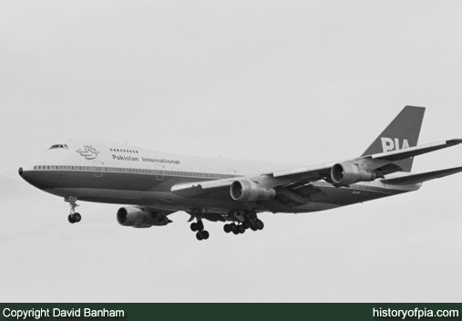 PIA Boeing 747-282B