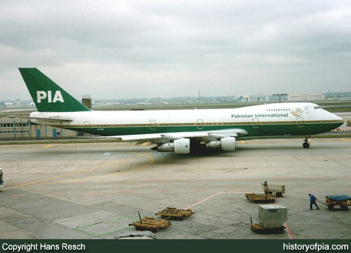 PIA Boeing 747-282B