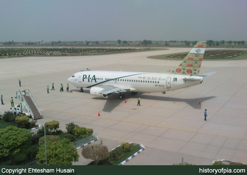 PIA Boeing 737-340