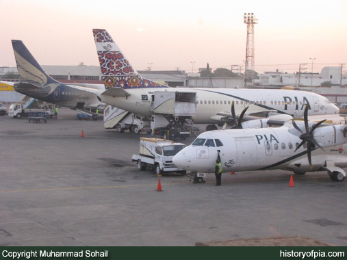 PIA Boeing 737-340