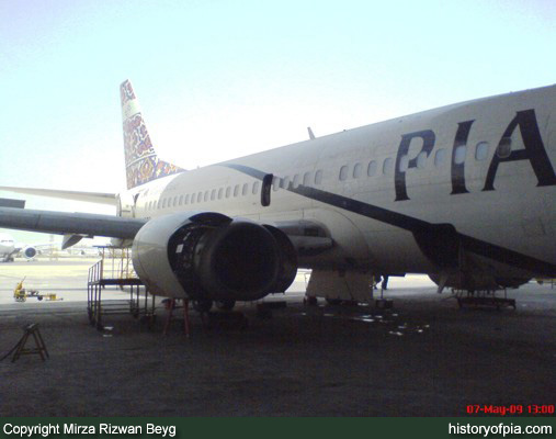 PIA Boeing 737-340