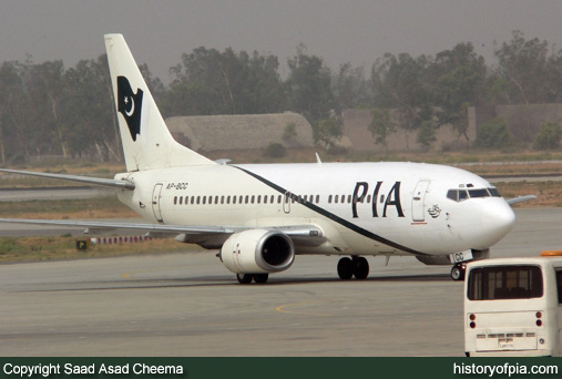 PIA Boeing 737-340