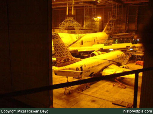 PIA Boeing 737-340