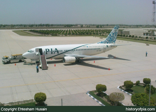 PIA Boeing 737-340