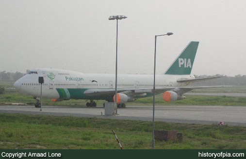 PIA Boeing 747-217B