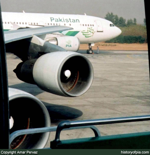 PIA Boeing 747-217B