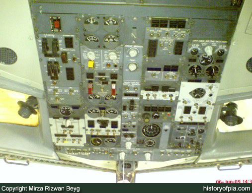 PIA Boeing 737-33A
