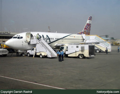 PIA Boeing 737-340