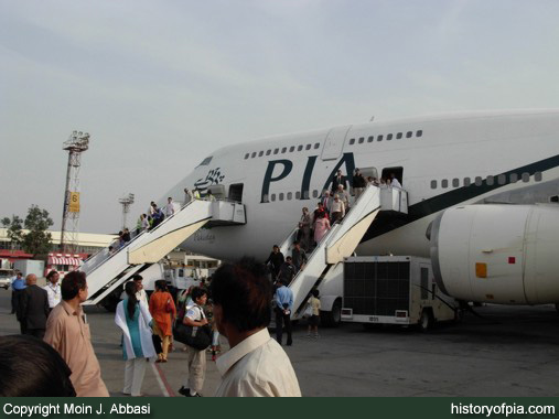 PIA Boeing 747-367