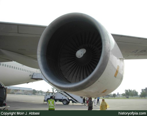 PIA Boeing 747-367