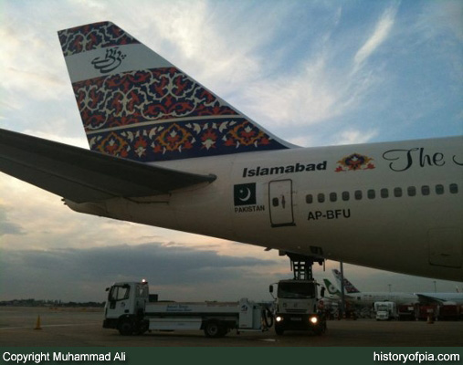 PIA Boeing 747-367