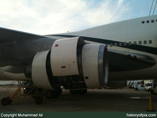 PIA Boeing 747-367