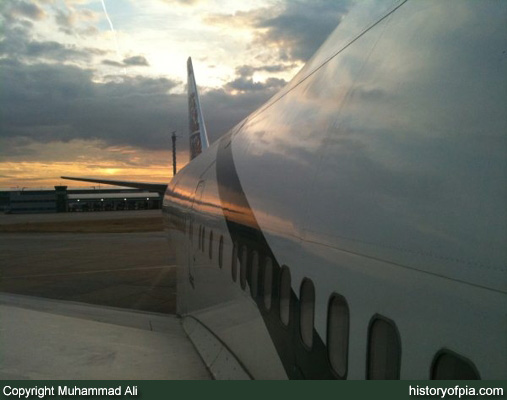 PIA Boeing 747-367