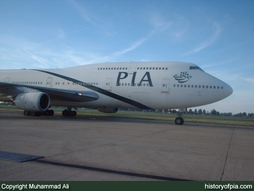 PIA Boeing 747-367