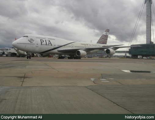 PIA Boeing 747-367