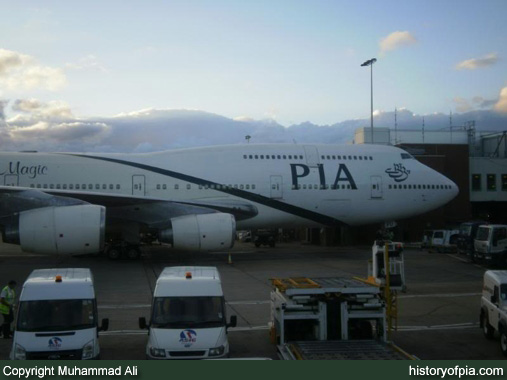 PIA Boeing 747-367