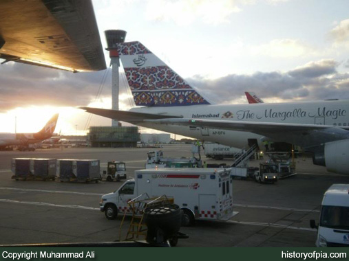 PIA Boeing 747-367