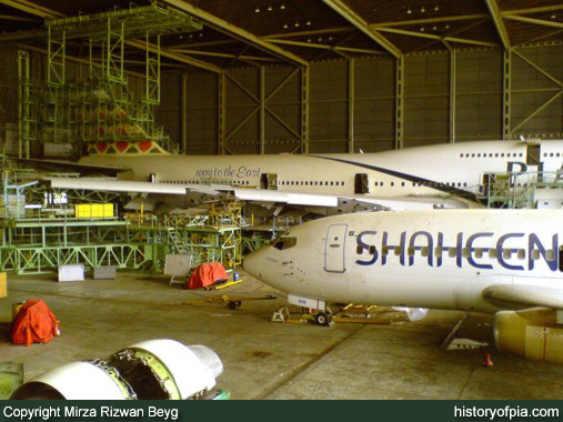 PIA Boeing 747-367
