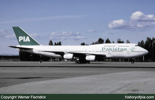 PIA Boeing 747-367