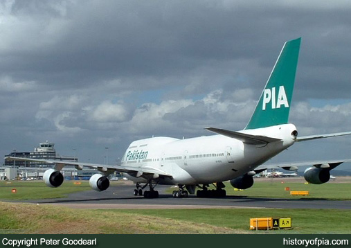 PIA Boeing 747-367