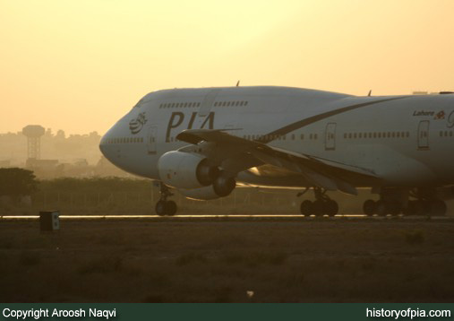 PIA Boeing 747-367