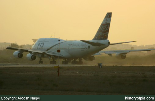 PIA Boeing 747-367