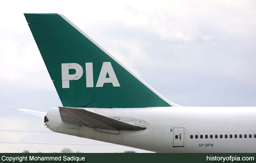 PIA Boeing 747-367