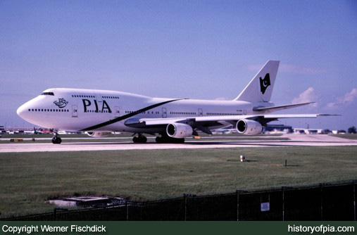 PIA Boeing 747-367