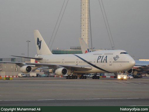 PIA Boeing 747-367