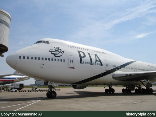 PIA Boeing 747-367