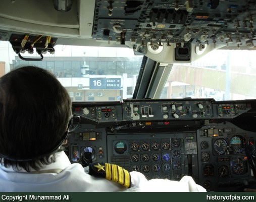PIA Boeing 747-367