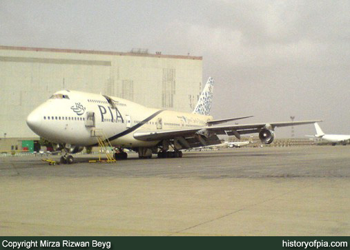 PIA Boeing 747-367