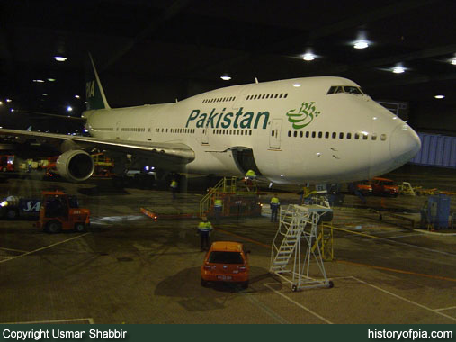 PIA Boeing 747-367