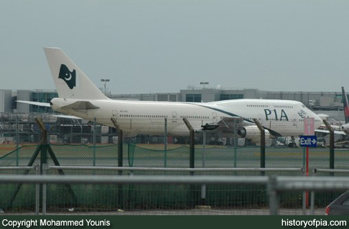 PIA Boeing 747-367