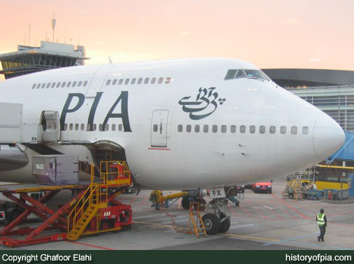PIA Boeing 747-367
