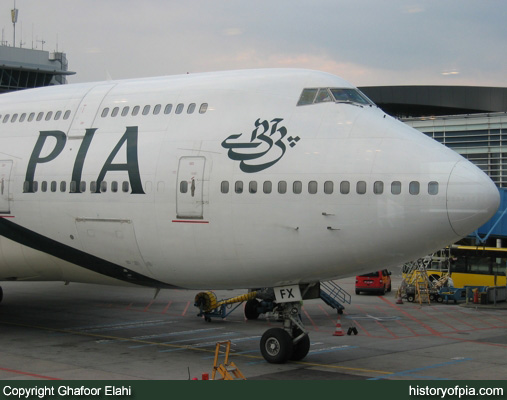 PIA Boeing 747-367