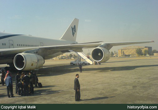 PIA Boeing 747-367