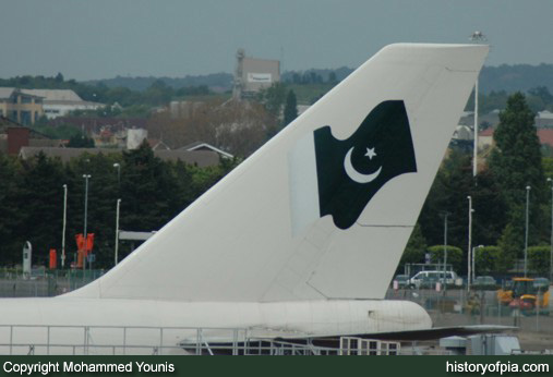 PIA Boeing 747-367