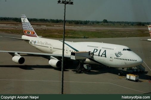 PIA Boeing 747-367