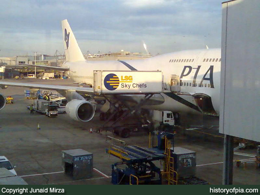PIA Boeing 747-367