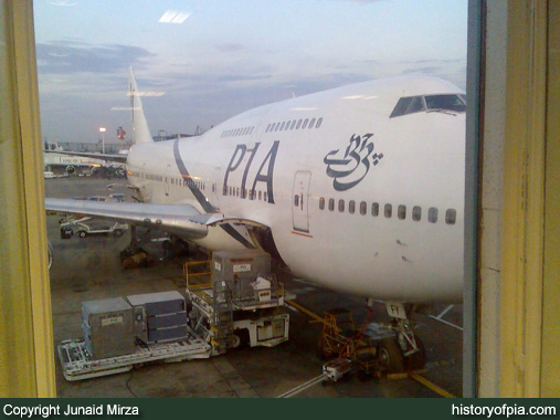 PIA Boeing 747-367