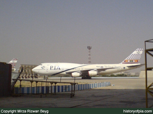 PIA Boeing 747-367