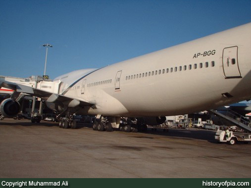 PIA Boeing 747-367