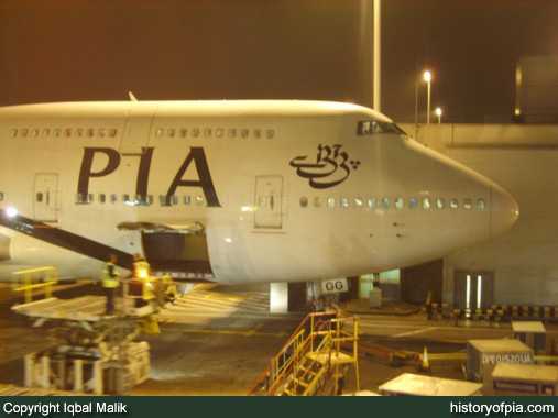 PIA Boeing 747-367
