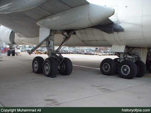 PIA Boeing 747-367